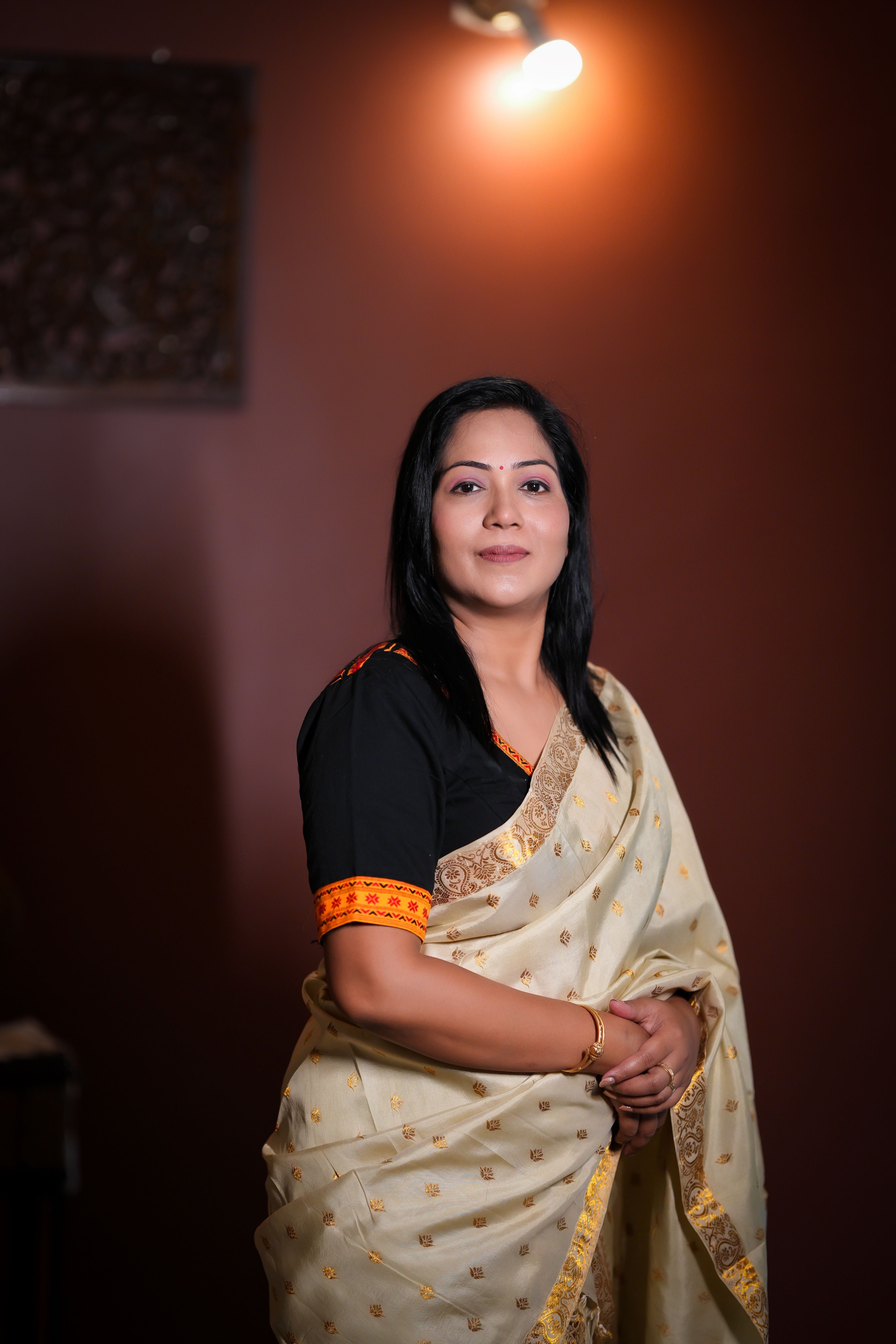 V-NECK BLOUSE WITH TRADITIONAL TIWA MOTIF